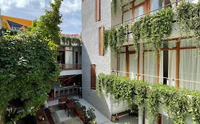 Casa De Poco Guest House And Gallery